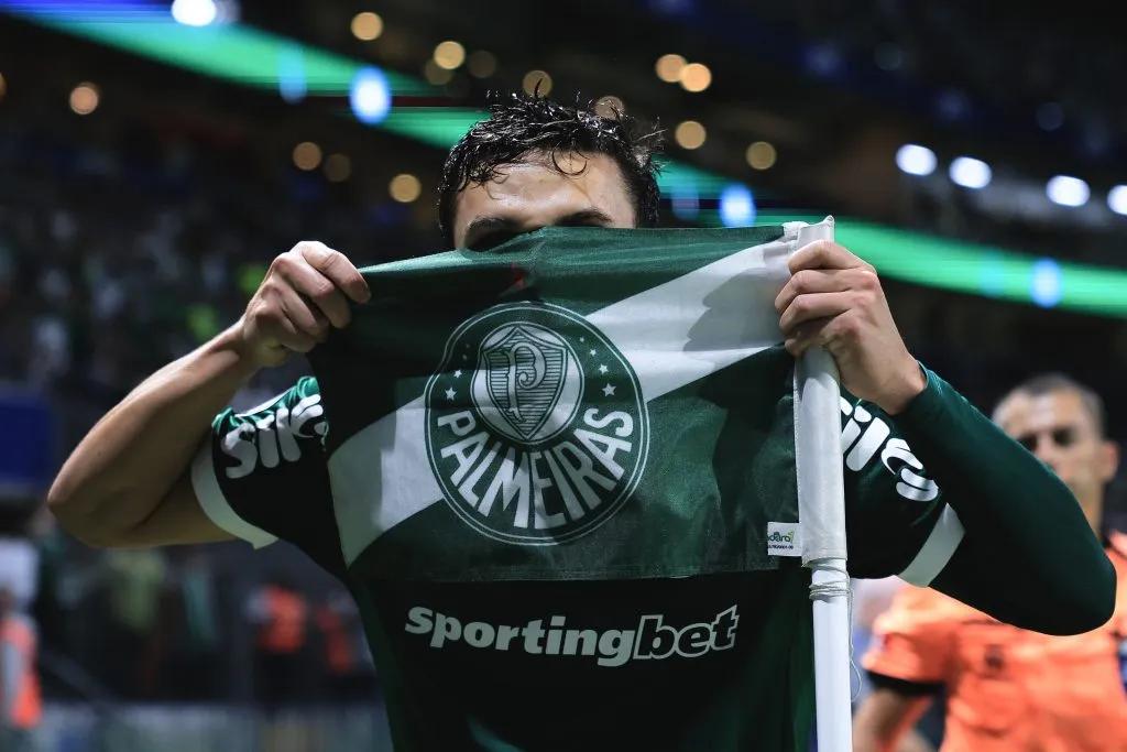 SP – SAO PAULO – 28/05/2025 – COPA LIBERTADORES 2025, PALMEIRAS X SPORTING CRISTAL – Raphael Veiga jogador do Palmeiras comemora seu gol durante partida contra o Sporting Cristal no estadio Arena Allianz Parque pelo campeonato Copa Libertadores 2025. Foto: Ettore Chiereguini/AGIF