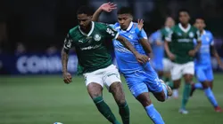 Micael, jogador do Palmeiras disputa lance com Pacheco jogador do Sporting Cristal durante partida no estadio Arena Allianz Parque pelo campeonato Copa Libertadores 2025.
