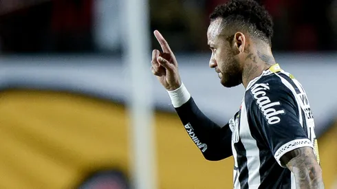 Neymar, jogador do Santos, durante partida contra o Vitoria no estadio Barradao pelo campeonato Brasileiro A 2025. Foto: Jhony Pinho/AGIF