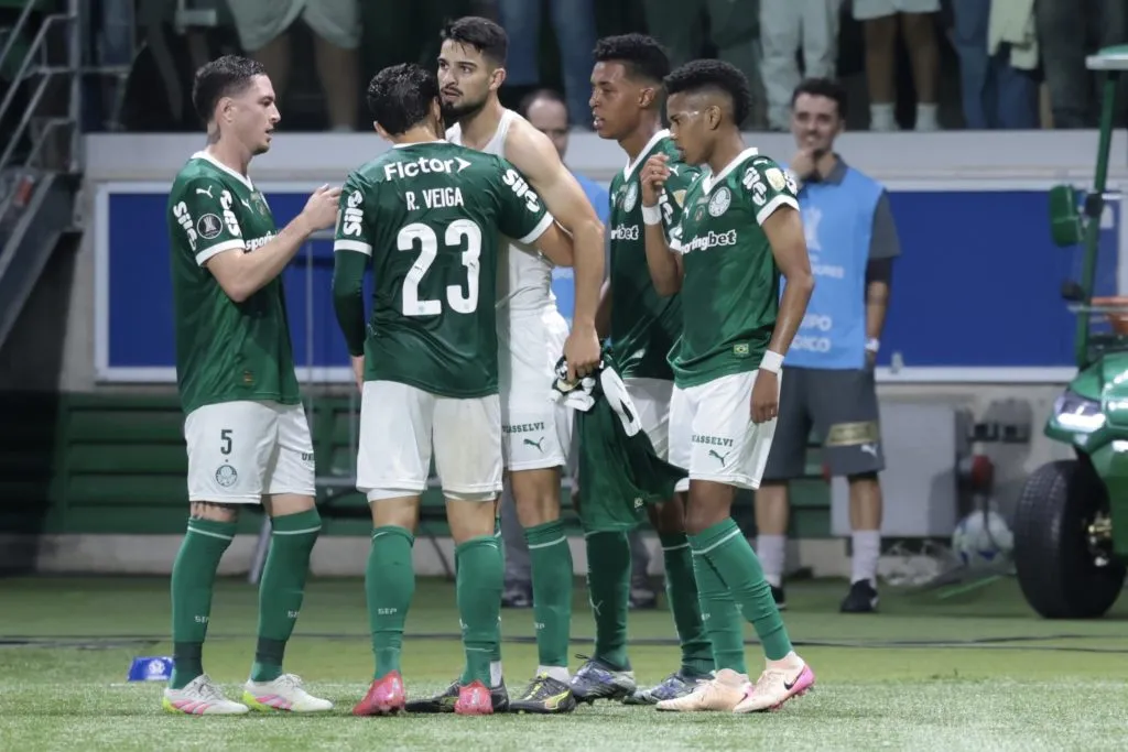 Flaco Lopez, jogador do Palmeiras comemora seu gol com os companheiros de elenco durante partida contra o Sporting Cristal no Allianz Parque pela Copa Libertadores 2025. Foto: Marcello Zambrana/AGIF