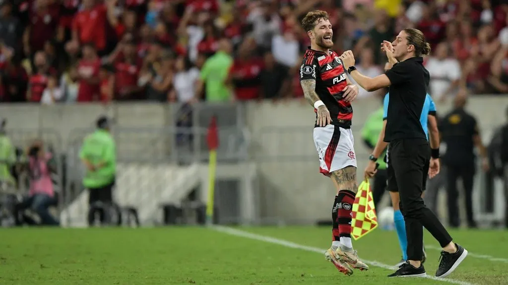 RJ – RIO DE JANEIRO – 28/05/2025 – COPA LIBERTADORES 2025, FLAMENGO X DEPORTIVO TACHIRA – Leo Pereira jogador do Flamengo comemora seu gol com Filipe Luis tecnico da sua equipe durante partida contra o Deportivo Tachira no estadio Maracana pelo campeonato Copa Libertadores 2025. Foto: Thiago Ribeiro/AGIF