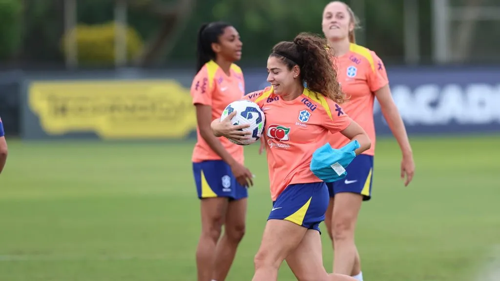 Angelina durante treino da Seleção Feminina