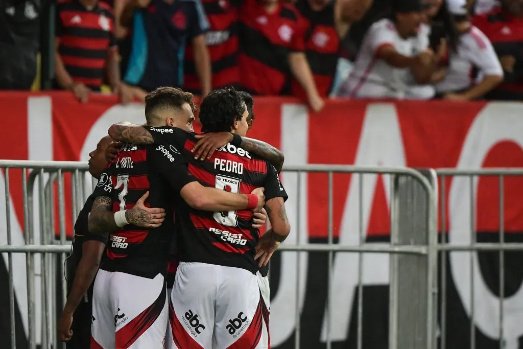 RJ – RIO DE JANEIRO – 28/05/2025 – COPA LIBERTADORES 2025, FLAMENGO X DEPORTIVO TACHIRA – Leo Pereira jogador do Flamengo comemora seu gol com jogadores do seu time durante partida contra o Deportivo Tachira no estadio Maracana pelo campeonato Copa Libertadores 2025. Foto: Thiago Ribeiro/AGIF