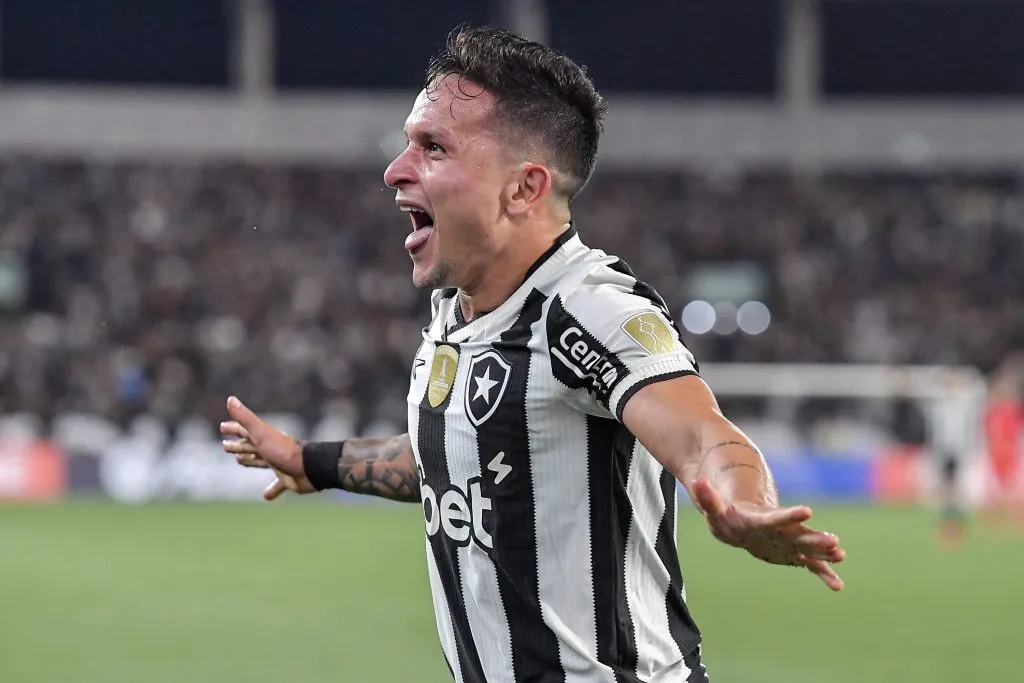 RJ – RIO DE JANEIRO – 27/05/2025 – COPA LIBERTADORES 2025, BOTAFOGO X UNIVERSIDAD DE CHILE – Artur jogador do Botafogo comemora seu gol anulado pelo recurso de video(VAR) durante partida contra o Universidad de Chile no estadio Engenhao pelo campeonato Copa Libertadores 2025. Foto: Thiago Ribeiro/AGIF