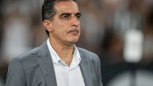Renato Paiva técnico do Botafogo durante partida contra o Universidad de Chile no estádio Engenhão pelo campeonato Copa Libertadores 2025. Foto: Thiago Ribeiro/AGIF