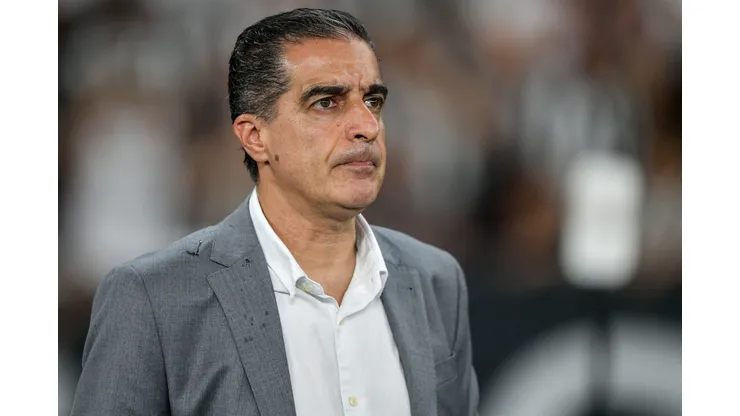 Renato Paiva técnico do Botafogo durante partida contra o Universidad de Chile no estádio Engenhão pelo campeonato Copa Libertadores 2025. Foto: Thiago Ribeiro/AGIF