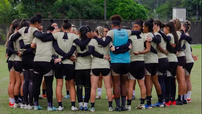 Grupo de jogadoras do Criciúma em treinamento