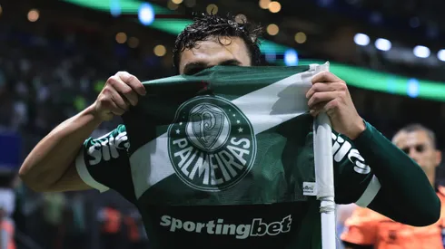 Raphael Veiga jogador do Palmeiras comemora seu gol durante partida contra o Sporting Cristal no estádio Arena Allianz Parque pelo campeonato Copa Libertadores 2025. Foto: Ettore Chiereguini/AGIF