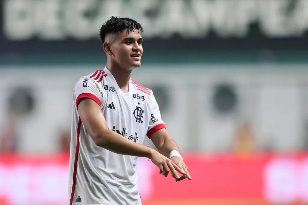 MG – BELO HORIZONTE – 06/11/2024 – BRASILEIRO A 2024, CRUZEIRO X FLAMENGO – Alcaraz jogador do Flamengo durante partida contra o Cruzeiro no estadio Independencia pelo campeonato Brasileiro A 2024. Foto: Gilson Lobo/AGIF