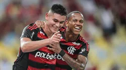 RJ - RIO DE JANEIRO - 30/01/2025 - CARIOCA 2025, FLAMENGO X SAMPAIO CORREA - Alcaraz jogador do Flamengo comemora seu gol com Wallace Yan jogador da sua equipe durante partida contra o Sampaio Correa no estadio Maracana pelo campeonato Carioca 2025. Foto: Thiago Ribeiro/AGIF
