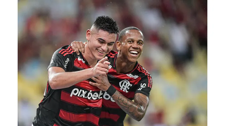 RJ - RIO DE JANEIRO - 30/01/2025 - CARIOCA 2025, FLAMENGO X SAMPAIO CORREA - Alcaraz jogador do Flamengo comemora seu gol com Wallace Yan jogador da sua equipe durante partida contra o Sampaio Correa no estadio Maracana pelo campeonato Carioca 2025. Foto: Thiago Ribeiro/AGIF