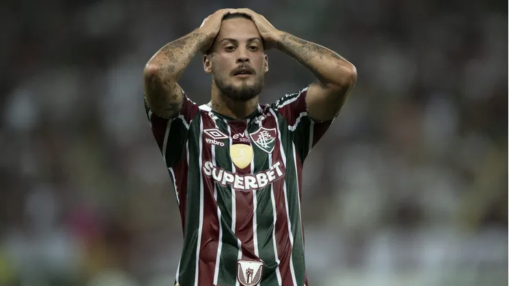 Guga jogador do Fluminense lamenta durante partida contra o Cerro Porteño no estádio Maracanã pelo campeonato Copa Libertadores 2024.