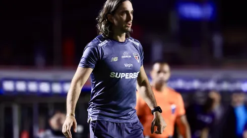 Luis Zubeldia técnico do São Paulo durante partida contra o Talleres no estádio Morumbi pelo campeonato Copa Libertadores 2025. Foto: Marcello Zambrana/AGIF