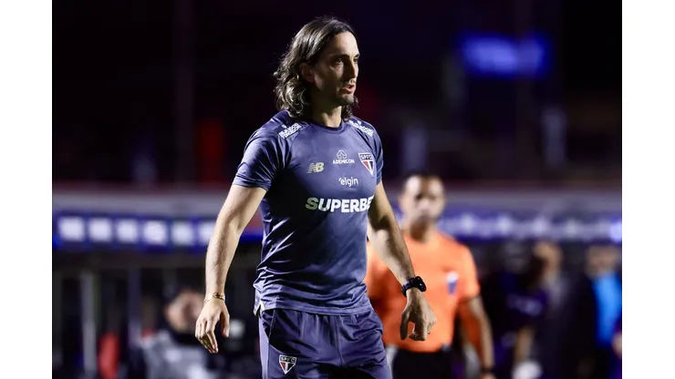 Luis Zubeldia técnico do São Paulo durante partida contra o Talleres no estádio Morumbi pelo campeonato Copa Libertadores 2025. Foto: Marcello Zambrana/AGIF