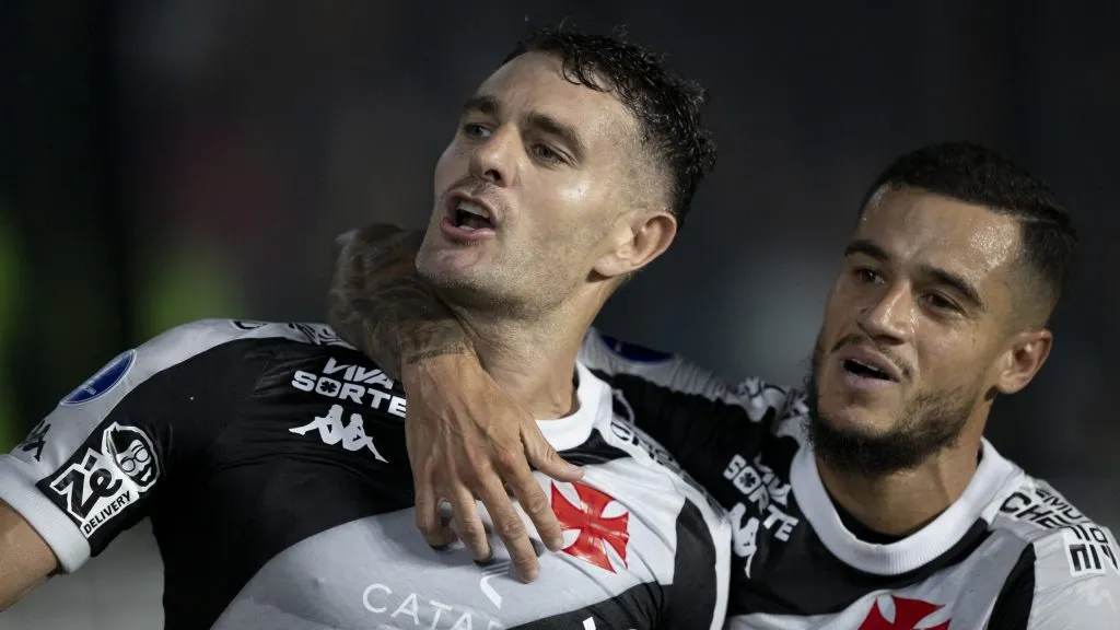 Vegetti jogador do Vasco comemora seu gol com Philippe Coutinho jogador da sua equipe durante partida contra o Melgar no estádio São Januário pelo campeonato Copa Sul-americana 2025. Foto: Jorge Rodrigues/AGIF