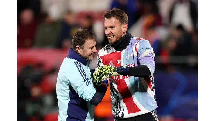 GIRONA, SPAIN - JANUARY 29: Inaki Cana Pavon, Goalkeeping Coach at Arsenal, and Neto of Arsenal interact during the warm up prior to the UEFA Champions League 2024/25 League Phase MD8 match between Girona FC and Arsenal FC at Montilivi Stadium on January 29, 2025 in Girona, Spain. (Photo by Ryan Pierse/Getty Images)