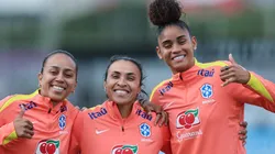 Marta com as companheiras de equipe no treinamento da Seleção Brasileira - Foto: Lívia Villas Boas / CBF