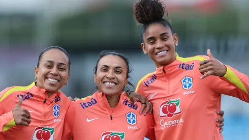 Marta com as companheiras de equipe no treinamento da Seleção Brasileira - Foto: Lívia Villas Boas / CBF