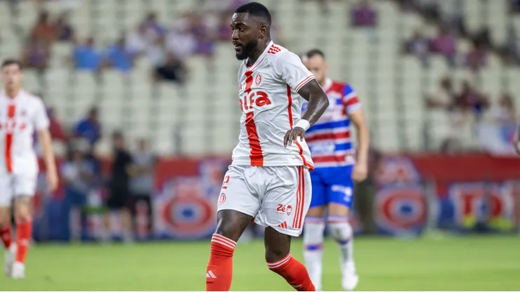 Ramon jogador do Internacional durante partida contra o Fortaleza no estádio Arena Castelão pelo campeonato Brasileiro A 2025.