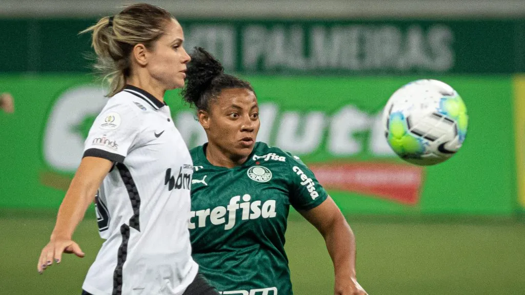 Carla jogadora do Palmeiras disputa lance com Erika jogadora do Corinthians durante partida no estádio Arena Allianz Parque pelo campeonato Brasileiro Feminino 2020. Foto: Rebeca Reis/AGIF