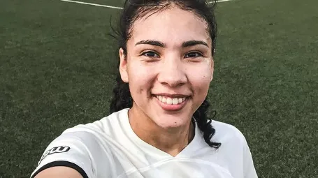 Cindy Ramos com a camisa do Olimpia