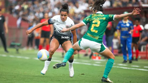 Isabela jogadora do Corinthians disputa lance com Bruna Calderan jogadora do Palmeiras durante partida no estádio Canindé pelo campeonato Brasileiro A Feminino 2024.