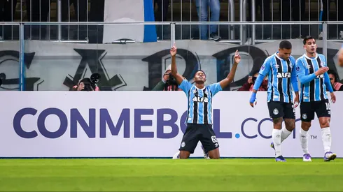 Riquelme, jogador do Grêmio, comemora seu gol durante partida contra o Sportivo Luqueno no estadio Arena do Gremio pelo campeonato Copa Sul-americana 2025. Foto: Maxi Franzoi/AGIF