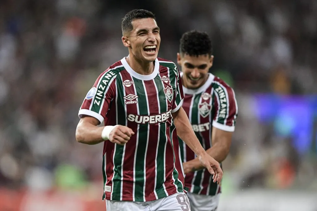 Serna, jogador do Fluminense, comemora seu gol durante partida contra o Once Caldas no estadio Maracana pelo campeonato Copa Sul-americana 2025. Foto: Thiago Ribeiro/AGIF