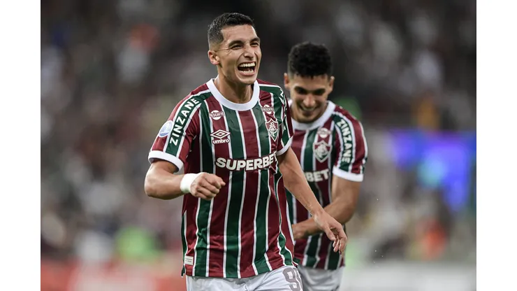 Serna, jogador do Fluminense, comemora seu gol durante partida contra o Once Caldas no estadio Maracana pelo campeonato Copa Sul-americana 2025. Foto: Thiago Ribeiro/AGIF