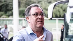 Marcelo Teixeira durante chegada do Santos ao Barradão.