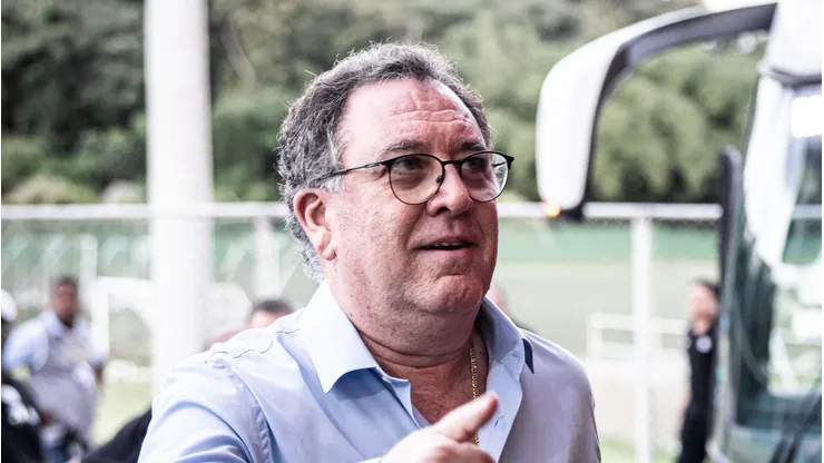 Marcelo Teixeira durante chegada do Santos ao Barradão.