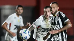 Renato Kayser jogador do Vitoria disputa lance com Guilherme jogador do Santos durante partida no estádio Barradão pelo campeonato Brasileiro A 2025. Foto: Jhony Pinho/AGIF