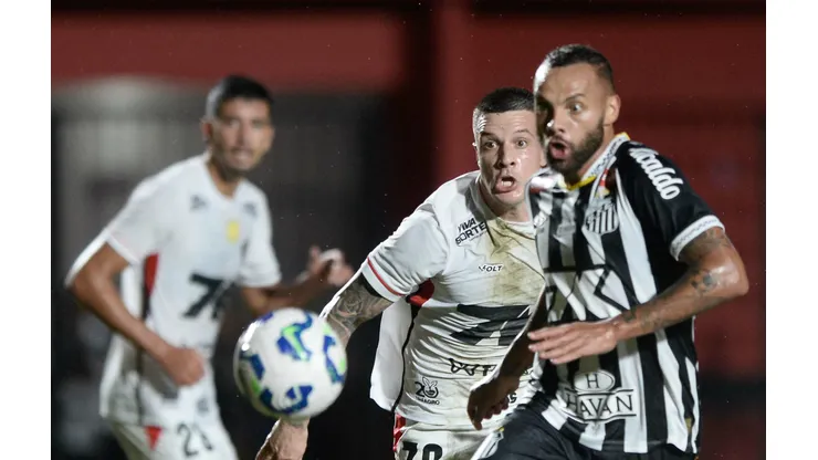 Renato Kayser jogador do Vitoria disputa lance com Guilherme jogador do Santos durante partida no estádio Barradão pelo campeonato Brasileiro A 2025. Foto: Jhony Pinho/AGIF