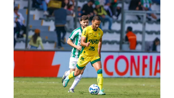 Yago Felipe jogador do Mirassol durante partida contra o Juventude no estádio Alfredo Jaconi pelo campeonato Brasileiro A 2025. Foto: Luiz Erbes/AGIF