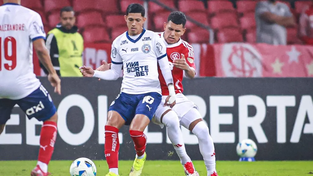 Braian Aguirre jogador do Internacional disputa lance com Erick Pulga jogador do Bahia durante partida no estádio Beira-Rio pelo campeonato Copa Libertadores 2025. Foto: Maxi Franzoi/AGIF