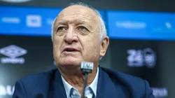 Felipão chamou staff no CT e Grêmio decidiu manter atacante no elenco de Mano Menezes