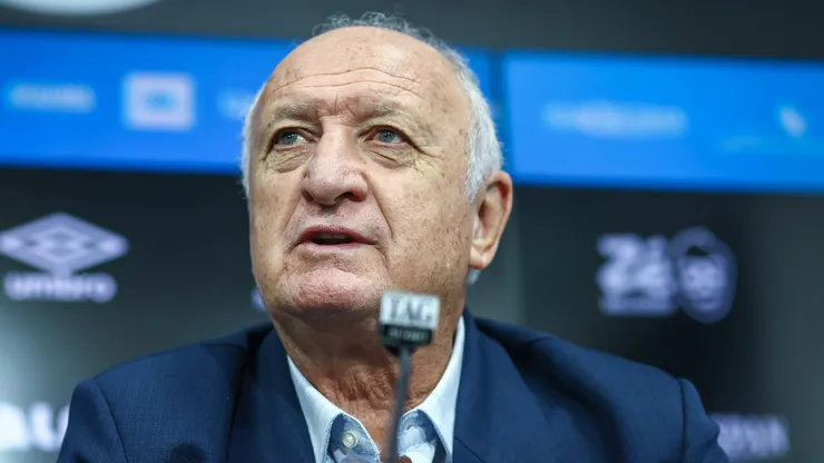 Felipão chamou staff no CT e Grêmio decidiu manter atacante no elenco de Mano Menezes