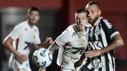 Renato Kayser jogador do Vitoria disputa lance com Guilherme jogador do Santos durante partida no estádio Barradão pelo campeonato Brasileiro A 2025. Foto: Jhony Pinho/AGIF