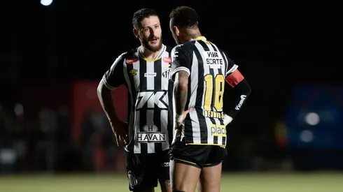 Neymar jogador do Santos durante partida contra o Vitoria no estádio Barradão pelo campeonato Brasileiro A 2025.