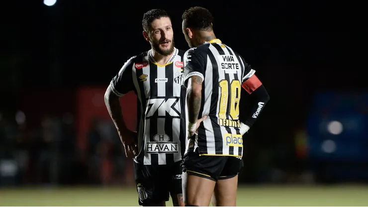 Neymar jogador do Santos durante partida contra o Vitoria no estádio Barradão pelo campeonato Brasileiro A 2025.