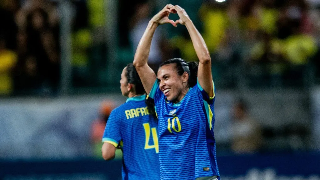 Marta jogadora do Brasil comemora seu gol com jogadores do seu time durante partida contra o Jamaica no estádio Arena Fonte Nova pelo amistoso de seleções em Salvador (BA). Foto: Jhony Pinho/AGIF