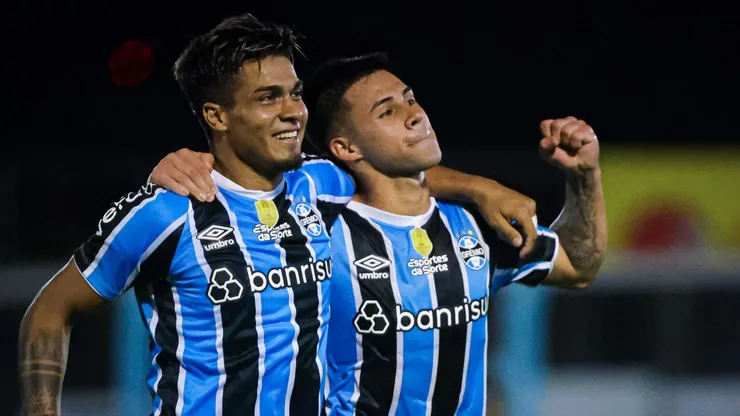 Aravena (à direita) é um dos atletas que Grêmio pensa em negociar com o Santos, informa portal