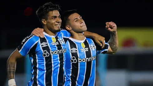Arezo (à esquerda), do Grêmio foi alvo de proposta do São Paulo nos últimos dias