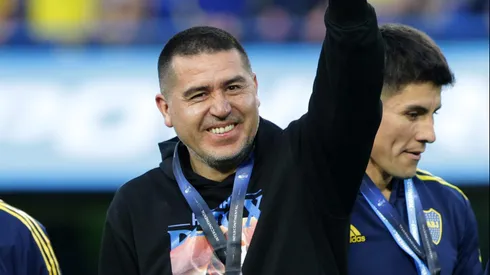 BUENOS AIRES, ARGENTINA - SEPTEMBER 9: Vice-President of Boca Juniors Roman Riquelme waves tu fans during the awarding ceremony at the end of a match between Boca Juniors and AZ Alkmaar as part of U20 InterContinental Cup 2023 at Estadio Alberto J. Armando on September 9, 2023 in Buenos Aires, Argentina. (Photo by Daniel Jayo/Getty Images)