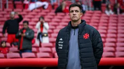 Maurício Barbieri, ex-técnico do Vasco, durante partida contra o Internacional, pelo Campeonato Brasileiro de 2023. Foto: Maxi Franzoi/AGIF.