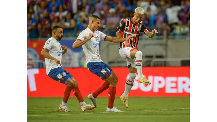 BA - SALVADOR - 05/11/2024 - BRASILEIRO A 2024, BAHIA X SAO PAULO - Gabriel Teixeira jogador do Bahia disputa lance com Ferreirinha jogador do Sao Paulo durante partida no estadio Fonte Nova pelo campeonato Brasileiro A 2024. Foto: Jhony Pinho/AGIF