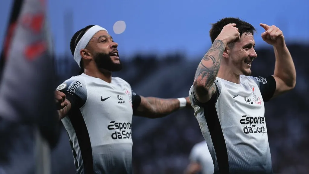 Memphis Depay e Rodrigo Garro comemorando gol pelo Corinthians. Foto: Ettore Chiereguini/AGIF