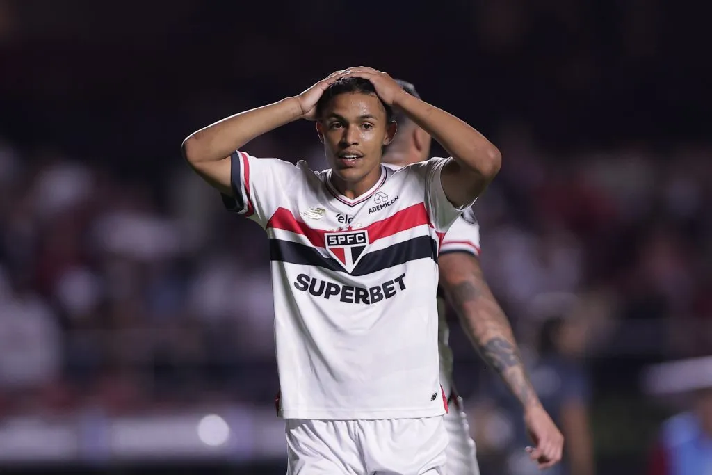 SP – SAO PAULO – 27/05/2025 – COPA LIBERTADORES 2025, SAO PAULO X TALLERES – Ryan jogador do Sao Paulo lamenta durante partida contra o Talleres no estadio Morumbi pelo campeonato Copa Libertadores 2025. Foto: Ettore Chiereguini/AGIF