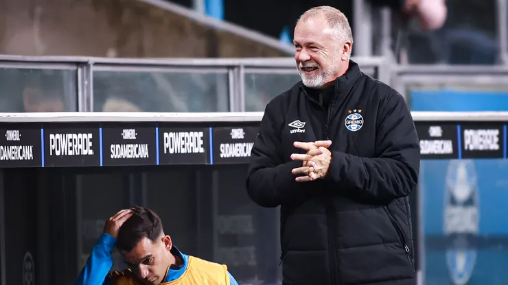 Mano Menezes no Grêmio durante partida pela Sul-Americana - Foto: Maxi Franzoi/AGIF