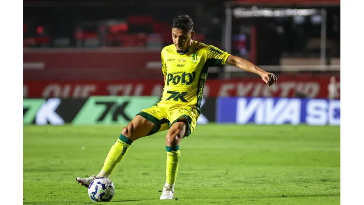 Neto Moura jogador do Mirassol durante partida contra o São Paulo no estádio Morumbi pelo campeonato Brasileiro A 2025. Foto: Fabio Giannelli/AGIF